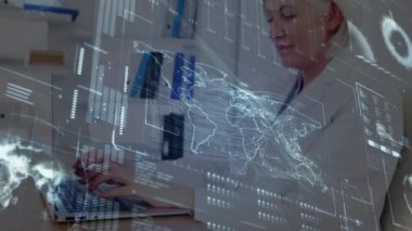 Bilgisayar kullanan Kafkas kadın doktor üzerinde veri işleme ve dünya haritası animasyonu. Sağlık, tıp ve teknoloji konsepti dijital olarak üretilen video.