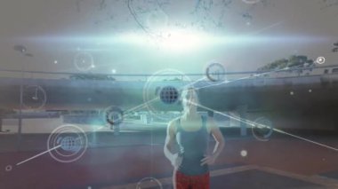 Melez kadınların koşması üzerine simgelerle bağlantı ağının animasyonu. Dijital olarak oluşturulmuş küresel bağlantılar, veri işleme ve dijital arayüz kavramı.