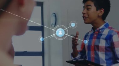Okuldaki mutlu İspanyol çocuk yerine bağlantı ağının animasyonu. Eğitim, okul, teknoloji konseptiyle öğrenme dijital olarak oluşturulmuş video.