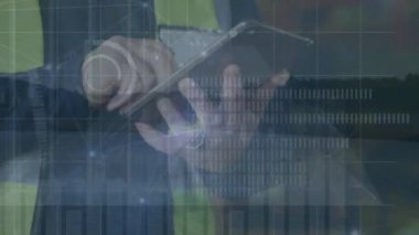 Tablet kullanan beyaz adamın veri işleme animasyonu. Küresel bilim, bağlantılar, veri işleme ve dijital arayüz kavramı dijital olarak oluşturulmuş video.