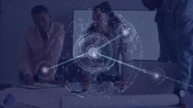 Ofisteki çeşitli iş adamları üzerindeki dijital simgelerle bağlantıların animasyonu. Küresel bağlantılar, veri işleme ve dijital olarak oluşturulan iş konsepti.