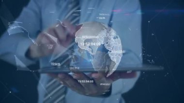 Tablet kullanan Kafkas işadamı üzerinde veri işleme ve dünya haritası bulunan dünyanın animasyonu. Küresel iş, bilgisayar ve dijital arayüz kavramı dijital olarak oluşturulmuş video.