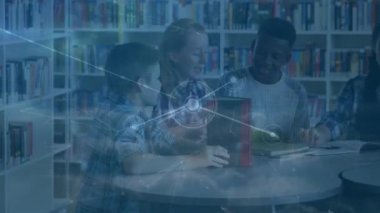 Ofisteki iş adamları üzerinden bağlantı ağının animasyonu. Küresel eğitim teknolojisi veri işleme ve bağlantı konsepti dijital olarak oluşturulmuş video.