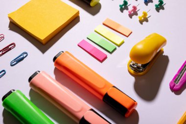 Pembe yüzey üzerinde işaret ve okul eşyalarıyla kompozisyon resmi. Okul ekipmanları, araçlar, öğrenme ve yaratıcılık kavramı.