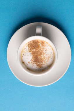 Mavi arka planda sütlü beyaz kahve resmi. Kahve, içecek ve içecekler..