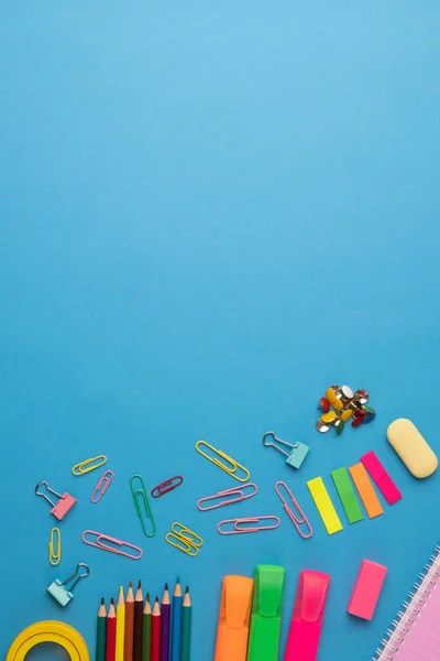 Afbeelding Van Diverse Kantoorbenodigdheden Pennen Paperclips Spelden Blauwe Achtergrond Onderwijs — Stockfoto