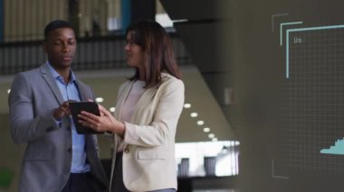 Sosyal medya kullanıcılarının çeşitli iş adamlarının ofiste konuşmaları üzerine animasyonu. İş, işbirliği, ağ, iletişim ve teknoloji konsepti dijital olarak oluşturulmuş video.