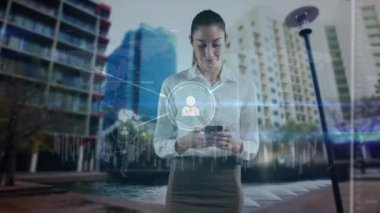 Kafkas iş kadını ve şehir manzarası üzerinden veri işleme ve bağlantı ağının animasyonu. Küresel iş, bağlantılar ve dijital arayüz kavramı dijital olarak oluşturulmuş video.