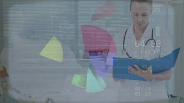 Beyaz kadın doktor üzerinde dijital ekranda veri ve grafiklerin animasyonu. Sağlık, tıp ve teknoloji konsepti dijital olarak üretilen video.