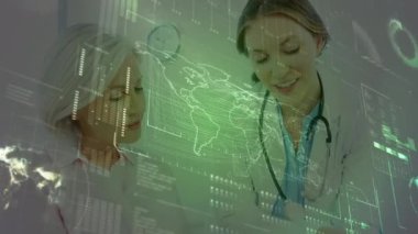 Beyaz kadın hasta üzerinde tıbbi veri işleme animasyonu. Global, dijital arayüz ve teknoloji konseptini dijital olarak oluşturulmuş video şirketlerini finanse eder.