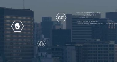 Şehir manzarası üzerinde simge ve veri işleme animasyonları. Küresel iş, bilgisayar ve dijital arayüz kavramı dijital olarak oluşturulmuş video.