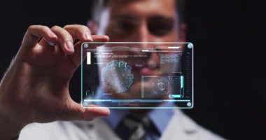 Koronavirüs hücrelerinin, hücre hakkında net tablet işleme verileri tutan erkek doktor üzerinde canlandırılması. Dijital olarak üretilen 19 salgın konsepti sırasında tıbbi araştırma, teknoloji ve sağlık hizmetleri.