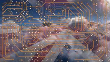 Tümleşik devre animasyonu ve bulutların üzerinde büyük Britanya bayrağı. Küresel finans, ekonomi, ağ ve teknoloji konsepti dijital olarak oluşturulmuş video.