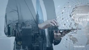 Tablet kullanan Kafkas işadamının üzerinde veri işleme ve şehir manzarası olan dünyanın animasyonu. Küresel iş, bilgisayar ve dijital arayüz kavramı dijital olarak oluşturulmuş video.