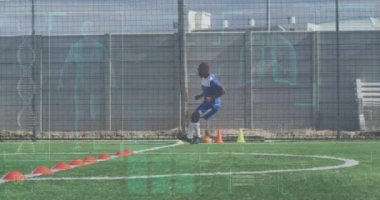 Sahada koşan çift ırklı erkek futbolcu eğitiminin arayüz işlem verilerinin animasyonu. Spor, rekabet, fitness ve teknoloji konsepti dijital olarak oluşturulmuş video.