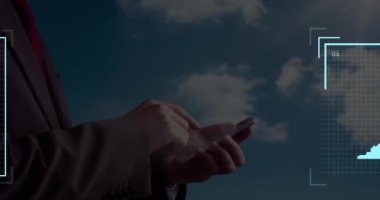 Sosyal medya kullanıcılarının akıllı telefon kullanan beyaz adamın elleri üzerinde animasyonu. Ağ, iletişim ve teknoloji konsepti dijital olarak oluşturulmuş video.