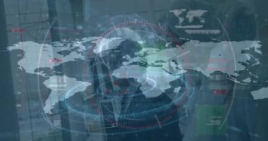 Kapsamlı tarama ile veri işleme animasyonu ve çeşitli iş adamları üzerinde dünya haritası. Küresel iş, bilgisayar ve dijital arayüz kavramı dijital olarak oluşturulmuş video.