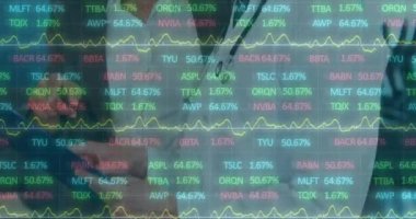 İki farklı doktor üzerinde veri işleme animasyonu. Küresel tıp, teknoloji, veri işleme ve dijital arayüz kavramı dijital olarak oluşturulmuş video.