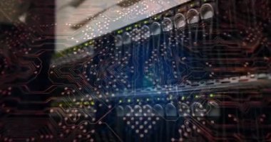 Sunucular üzerinde entegre devre animasyonu. Bilgisayarlar, ağ, veri işleme ve teknoloji konsepti dijital olarak oluşturulmuş video.