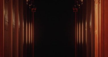 Karanlık iç kısımda eski tahta panelli koridorun animasyonu. Korku, korku ve gerilim konsepti dijital olarak oluşturulmuş video.