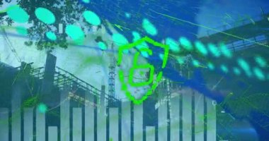 İnşaat alanının üzerinde yeşil çizgiler olan grafikler ve dijital asma kilit animasyonu. Dijital güvenlik, ağ, veri işleme ve teknoloji konsepti dijital olarak oluşturulmuş v