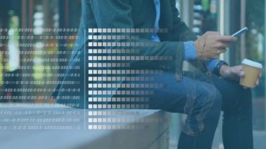 Ofiste çalışan iş adamının veri işleme animasyonu. Küresel spor fitness sağlıklı yaşam tarzı ve dijital olarak oluşturulmuş veri işleme konsepti.