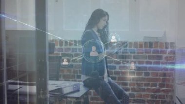 Akıllı telefon kullanan iki ırklı iş kadınının üzerindeki simgelerle olan bağlantıların animasyonu. Küresel iş ve dijital arayüz kavramı dijital olarak oluşturulmuş video.