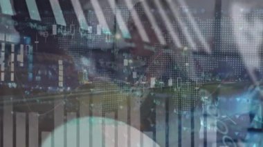 Veri işlemenin animasyonu ve farklı iş adamları ve şehir manzarası üzerinde dünya haritası. Küresel iş, bilgisayar ve dijital arayüz kavramı dijital olarak oluşturulmuş video.