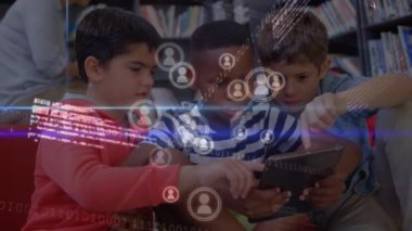 Çeşitli okul çocukları üzerinde veri işleme ve düşen simgelerin canlandırılması. Dijital olarak oluşturulan öğrenim ve eğitim konsepti.