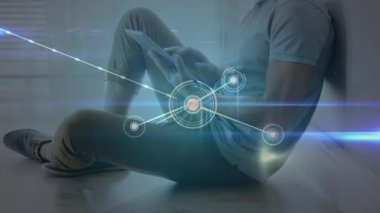 Akıllı telefon kullanan mutlu beyaz adam üzerindeki bağlantıların animasyonu. Ağ, bağlantılar, iletişim ve teknoloji konsepti dijital olarak oluşturulmuş video.