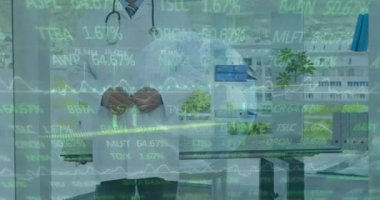 Kafkasyalı doktor üzerinde veri işleme animasyonu. Küresel tıp, teknoloji, veri işleme ve dijital arayüz kavramı dijital olarak oluşturulmuş video.