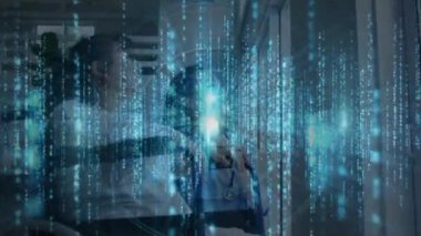 Üst düzey hastayı tedavi eden Asyalı kadın fizyoterapist üzerindeki ışık izlerinin animasyonu. Küresel tıp ve dijital arayüz kavramı dijital olarak oluşturulmuş video.