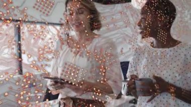 Bütünleşik devre, ofiste konuşan çeşitli kadın çalışanların mutlu olması üzerine kurulmuş. İş, ağ, iletişim ve teknoloji konsepti dijital olarak oluşturulmuş video.