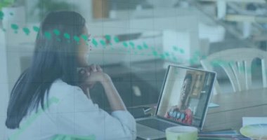 Melez bir kadının dizüstü bilgisayarında video kaydı olması üzerine yapılan animasyonlar ve finansal veriler. İş, finans, ekonomi ve teknoloji konsepti dijital olarak oluşturulmuş video.