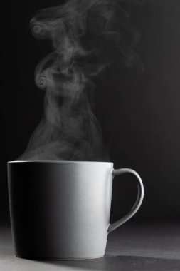 Siyah arka planda, gri kahve fincanı. Kahve, içecek ve içecekler..