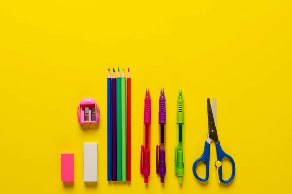 Afbeelding Van School Tekengereedschappen Geel Oppervlak Met Kopieerruimte Schooluitrustingen Hulpmiddelen — Stockfoto