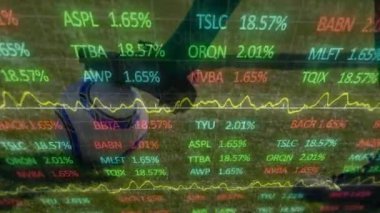 Çeşitli erkek futbol oyuncularının antrenmanlarının bacaklarının üzerinde grafikler ve finansal verilerin animasyonu. Spor, futbol, finans ve ekonomi konsepti dijital olarak oluşturulmuş video.