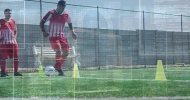 Çift ırklı erkek futbolcu eğitiminde asma kilit ve arayüz işleme animasyonu. Spor, fitness, teknoloji ve dijital güvenlik arayüzü kavramı dijital olarak oluşturulmuş video.
