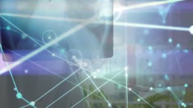 Kafkas erkek doktorun elleri üzerinde x-ray fotoğraflı bağlantı ağının animasyonu. Dijital olarak üretilen sağlık, tıp, bağlantılar ve teknoloji konsepti.