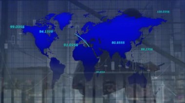 Beyaz iş adamının akıllı telefon kullanarak veri işleme ve dünya haritasının animasyonu. Küresel iş, bilgisayar ve dijital arayüz kavramı dijital olarak oluşturulmuş video.