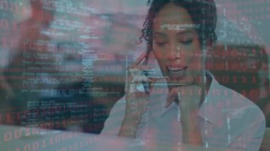 Akıllı telefon kullanan iki ırklı kadının dijital veri işleme animasyonu. Küresel iş, finans, veri işleme ve dijital arayüz kavramı dijital olarak oluşturulmuş video.