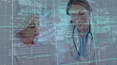 Çeşitli doktorlar üzerinde veri işleme ve küre animasyonu. Küresel tıp, sağlık ve dijital arayüz kavramı dijital olarak üretilen video.