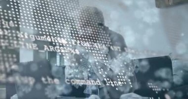 Evde dizüstü bilgisayar kullanan hasta yaşlı bir kadın üzerinde covid hücrelerin ve dünya haritasının animasyonu. Dijital olarak oluşturulan covid pandemik konsept sırasında küresel iletişim ve teknoloji.