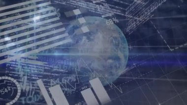 Mavi arka planda dünya çapında finansal veri işleme animasyonu. Küresel iş, finans, veri işleme ve dijital arayüz kavramı dijital olarak oluşturulmuş video.