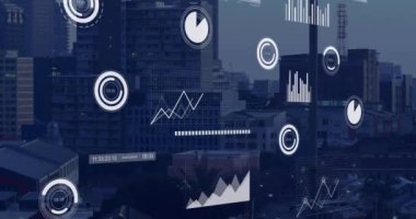 Şehir manzarası üzerinde veri işleme ve tarama animasyonları. küresel iş, bilgisayar ve dijital arayüz kavramı dijital olarak oluşturulmuş video.