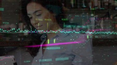 Tablet kullanan mutlu beyaz kadın üzerine finansal verilerin ve grafiklerin animasyonu. Küresel iş, finans, ekonomi ve teknoloji kavramı dijital olarak oluşturulmuş video.