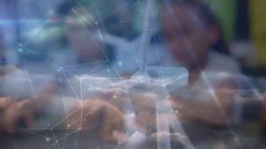 Çeşitli okul çocukları arasında bağlantı ağının animasyonu. Dijital olarak oluşturulan öğrenim ve eğitim konsepti.