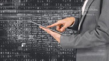 Tablet kullanan beyaz iş adamının veri işleme ve parazitlerinin animasyonu. Küresel iş, bilgisayar ve dijital arayüz kavramı dijital olarak oluşturulmuş video.