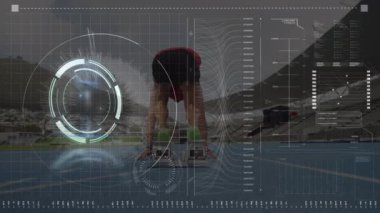 Stadyumda koşuya hazırlanan melez adamın dijital ekrandaki animasyonu. Spor, eğitim, aktif yaşam tarzı ve teknoloji konsepti dijital olarak oluşturulmuş video.