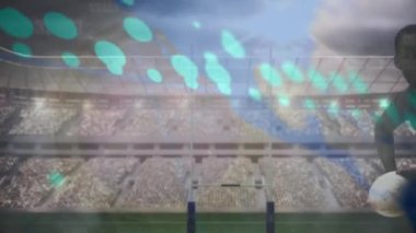 Amerikan futbolcusu üzerinde dijital arayüz animasyonu. Küresel spor, dijital arayüz ve veri işleme kavramı dijital olarak oluşturulmuş video.